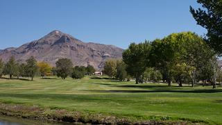 从NMT高尔夫球场看到的“M”山. 高尔夫球场的绿草在图像前景中可见.